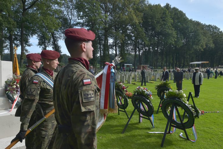 77e Herdenkingsdienst op de Airborne Begraafplaats in Oosterbeek.